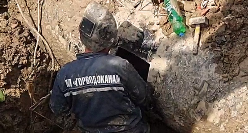 Сотрудник "Нальчикского водоканала" устраняет аварию на водоводе. Кадр из видео https://t.me/mup_nalchikskii_vodokanal/250 Сотрудник "Нальчикского водоканала" устраняет аварию на водоводе. Кадр из видео https://t.me/mup_nalchikskii_vodokanal/250