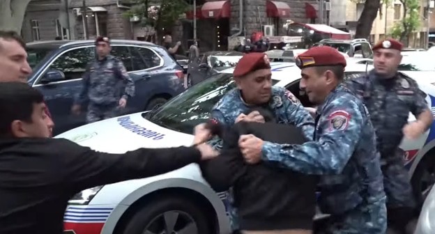 Задержания в Ереване, стоп-кадр видео канала NEWS AM https://www.youtube.com/watch?v=eIA1DNJmEAo Задержания в Ереване, стоп-кадр видео канала NEWS AM https://www.youtube.com/watch?v=eIA1DNJmEAo