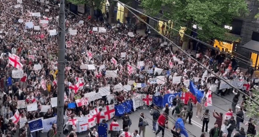 Шествие студентов в Тбилиси. Стоп-кадр видео Publika.ge от 13.05.24, https://www.facebook.com/publika.ge/videos/7108052499295390 (деятельность компании Meta, которая владеет Facebook, запрещена в России). Шествие студентов в Тбилиси. Стоп-кадр видео Publika.ge от 13.05.24, https://www.facebook.com/publika.ge/videos/7108052499295390 (деятельность компании Meta, которая владеет Facebook, запрещена в России).