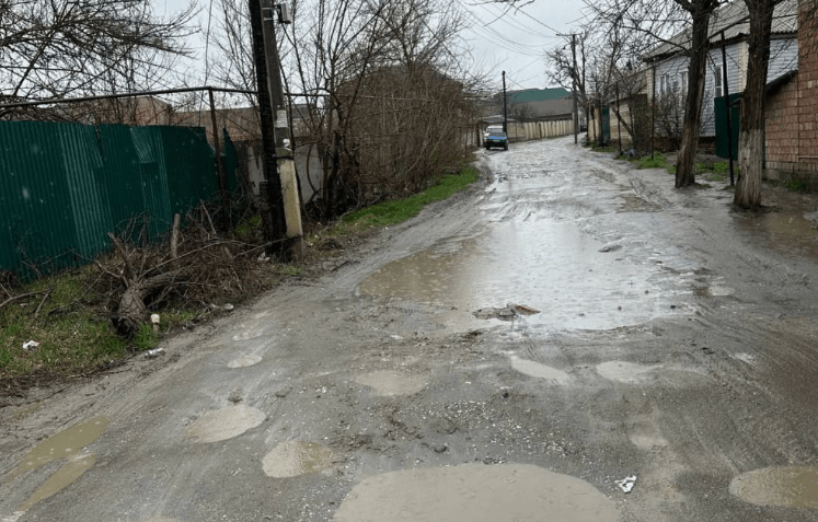 Улица Калинина в Кизляре. Стоп-кадр видео "Черновика" от 26.03.24, https://t.me/chernovik/69451 Улица Калинина в Кизляре. Стоп-кадр видео "Черновика" от 26.03.24, https://t.me/chernovik/69451