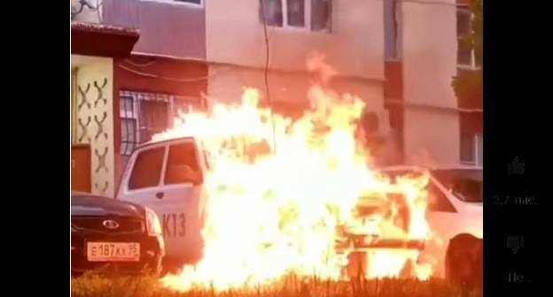 Поджог автомобиля в Грозном, стоп-кадр видео канала MAKALOV https://www.youtube.com/shorts/emxd1IgZlyM Поджог автомобиля в Грозном, стоп-кадр видео канала MAKALOV https://www.youtube.com/shorts/emxd1IgZlyM