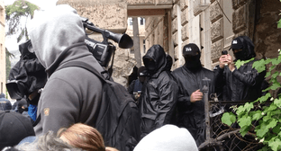 Сотрудники правоохранительных оранов во время акции протеста. Тбилиси, 15 мая 2024 г. Скриншот видео Инны Кукуджановой для "Кавказского узла"