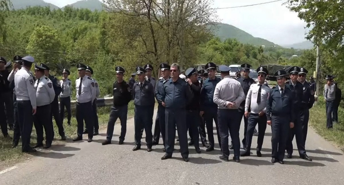 Сотрудники полиции на автодороге в селе Киранц. Фото: Apa.az https://ru.apa.az/strani-snq/razblokirovana-mezgosudarstvennaya-doroga-armeniya-gruziya-kotoruyu-perekryli-ziteli-prigranicnogo-sela-571871 Сотрудники полиции на автодороге в селе Киранц. Фото: Apa.az https://ru.apa.az/strani-snq/razblokirovana-mezgosudarstvennaya-doroga-armeniya-gruziya-kotoruyu-perekryli-ziteli-prigranicnogo-sela-571871