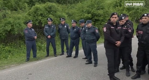 Силовики на дороге в село Киранц. 19 мая 2024 года. Кадр видео YouTube-канала Yerkir am https://www.youtube.com/watch?v=YSZpQsW3aOw Силовики на дороге в село Киранц. 19 мая 2024 года. Кадр видео YouTube-канала Yerkir am https://www.youtube.com/watch?v=YSZpQsW3aOw
