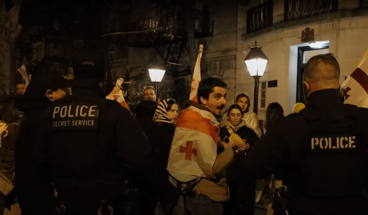 Полиция задерживает участников протестов в Тбилиси. Май 2024 г. Фото: Voice of America. https://www.amerikiskhma.com/a/6995699.html https://ru.wikipedia.org Полиция задерживает участников протестов в Тбилиси. Май 2024 г. Фото: Voice of America. https://www.amerikiskhma.com/a/6995699.html https://ru.wikipedia.org
