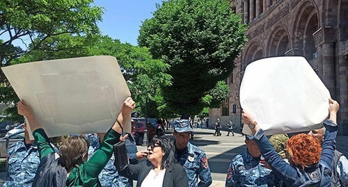 Участники акции в Ереване. 13 мая 2024 г. Фото Армине Мартиросян для "Кавказского узла" Участники акции в Ереване. 13 мая 2024 г. Фото Армине Мартиросян для "Кавказского узла"