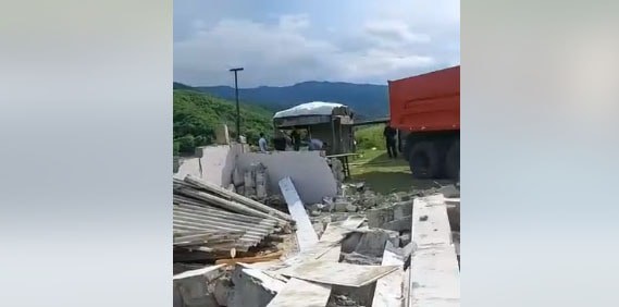 Попытка поджога в селе Киранц. 23 мая 2024 года. Фото: https://www.facebook.com/watch/?v=386261494390612 принадлежит компании Meta деятельность которой запрещена в России Попытка поджога в селе Киранц. 23 мая 2024 года. Фото: https://www.facebook.com/watch/?v=386261494390612 принадлежит компании Meta деятельность которой запрещена в России
