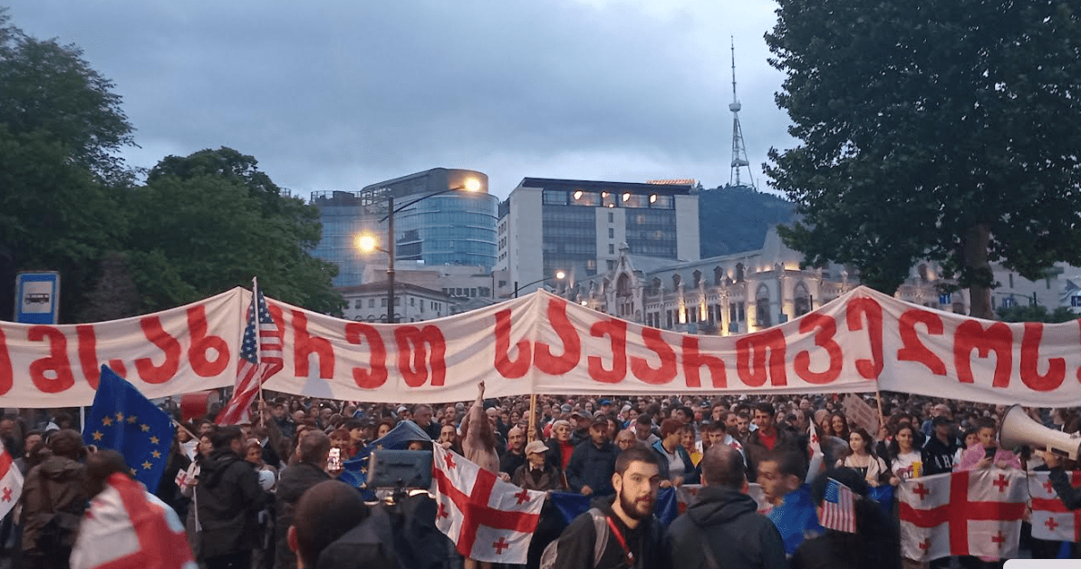 Участники акции с транспарантом: "Служите на благо Грузии". Фото Беслана Кмузова от 24.05.24. Участники акции с транспарантом: "Служите на благо Грузии". Фото Беслана Кмузова от 24.05.24.