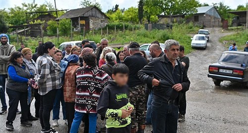 Жители Киранца заблокировали межгосударственную дорогу. 16 мая 2024 г. Скриншот видео https://am.sputniknews.ru/20240516/zhiteli-kirantsa-perekryli-mezhgosudarstvennuyu-trassu-armeniya-gruziya-75854676.html Жители Киранца заблокировали межгосударственную дорогу. 16 мая 2024 г. Скриншот видео https://am.sputniknews.ru/20240516/zhiteli-kirantsa-perekryli-mezhgosudarstvennuyu-trassu-armeniya-gruziya-75854676.html