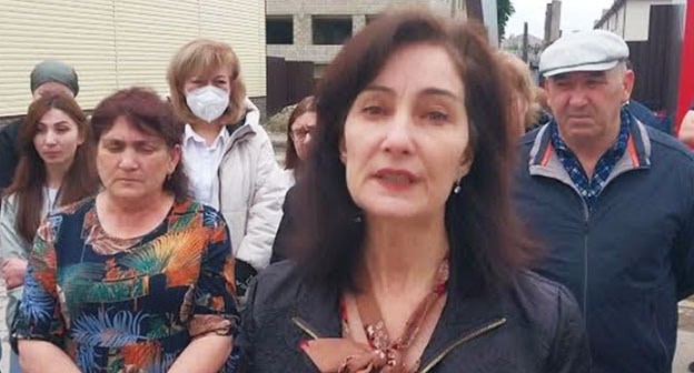 Обращение обманутых дольщиков из Нальчика к Владимиру Путину. 26 мая 2024 г. Скриншот видео YouTube-канале "Сделано в КБР" Обращение обманутых дольщиков из Нальчика к Владимиру Путину. 26 мая 2024 г. Скриншот видео YouTube-канале "Сделано в КБР"