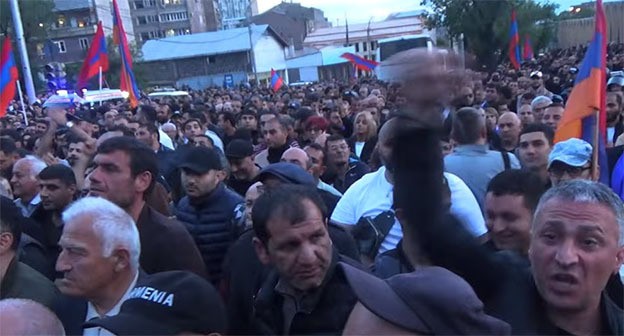 Акция протеста в Сардарапане. 27 мая 2024 г. Скриншот видео "Кавказского узла" https://www.youtube.com/watch?v=CEw6d22CtpA Акция протеста в Сардарапане. 27 мая 2024 г. Скриншот видео "Кавказского узла" https://www.youtube.com/watch?v=CEw6d22CtpA