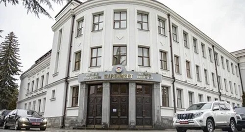 Здание парламента Южной Осетии, фото: https://ru.wikipedia.org/wiki/%D0%9F%D0%B0%D1%80%D0%BB%D0%B0%D0%BC%D0%B5%D0%BD%D1%82_%D0%AE%D0%B6%D0%BD%D0%BE%D0%B9_%D0%9E%D1%81%D0%B5%D1%82%D0%B8%D0%B8 Здание парламента Южной Осетии, фото: https://ru.wikipedia.org/wiki/%D0%9F%D0%B0%D1%80%D0%BB%D0%B0%D0%BC%D0%B5%D0%BD%D1%82_%D0%AE%D0%B6%D0%BD%D0%BE%D0%B9_%D0%9E%D1%81%D0%B5%D1%82%D0%B8%D0%B8