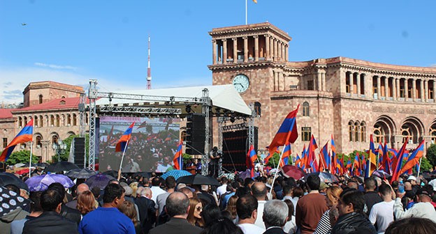 Участники митинга в Ереване. Май 2024 г. Фото Тиграна Петросяна для "Кавказского узла" Участники митинга в Ереване. Май 2024 г. Фото Тиграна Петросяна для "Кавказского узла"