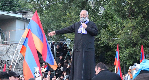 Баграт Галстян во время акции. Фото Тиграна Петросяна для "Кавказского узла" Баграт Галстян во время акции. Фото Тиграна Петросяна для "Кавказского узла"