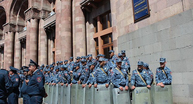 Сотрудники полиции во время акции протеста. Ереван, май 2024 г. Фото Тиграна Петросяна для "Кавказского узла" Сотрудники полиции во время акции протеста. Ереван, май 2024 г. Фото Тиграна Петросяна для "Кавказского узла"