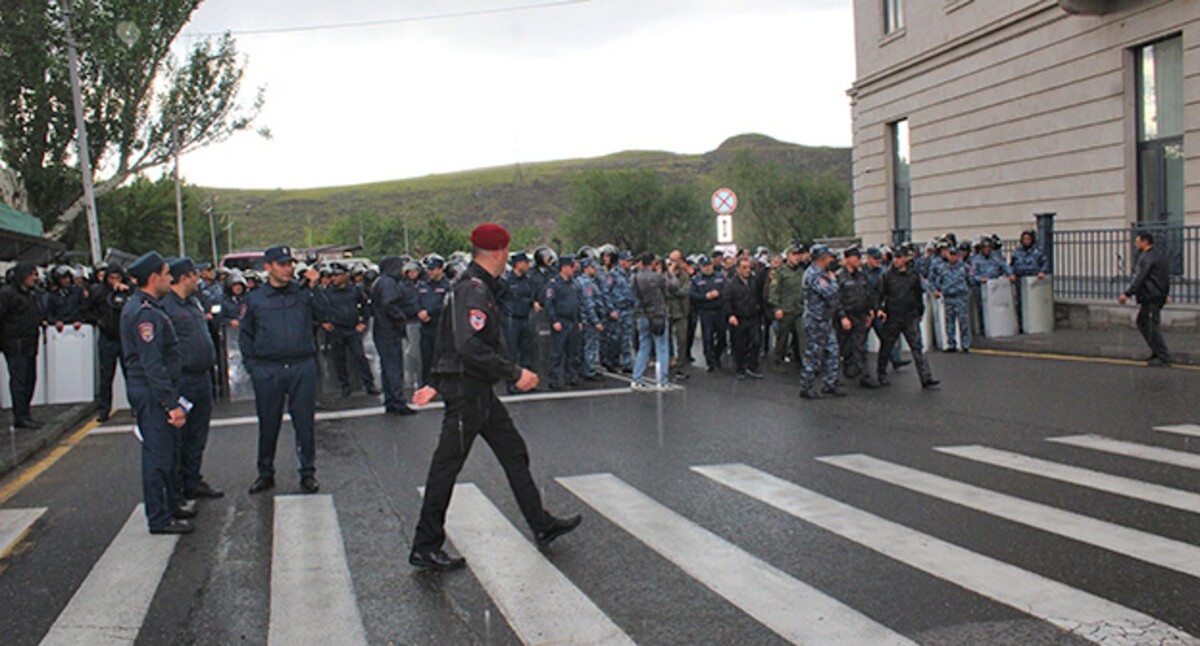 Сотрудники полиции во время акции протеста. Май 2024 г. Фото Тиграна Петросяна для "Кавказского узла" Сотрудники полиции во время акции протеста. Май 2024 г. Фото Тиграна Петросяна для "Кавказского узла"