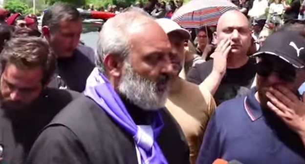 В акции протеста около здания правительства в Ереване. 30 мая 2024 г. Скриншот видео https://wwww.youtube.com/watch?v=tXKuKOty0
В акции протеста около здания правительства в Ереване. 30 мая 2024 г. Скриншот видео https://wwww.youtube.com/watch?v=tXKuKOty0