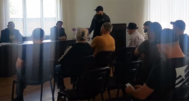 Отчет ИГ перед жителями села по вопросу стройки мусоросортировочного комплекса в селе Урвань. Май 2024 г. Скриншот видео пользователя
Хацуков Зураб https://www.youtube.com/watch?v=bOJpKE_NKRg Отчет ИГ перед жителями села по вопросу стройки мусоросортировочного комплекса в селе Урвань. Май 2024 г. Скриншот видео пользователя
Хацуков Зураб https://www.youtube.com/watch?v=bOJpKE_NKRg