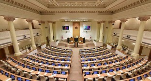 Парламент Грузии. Фото: https://ru.wikipedia.org https://www.interpressnews.ge/ka/article/541150-parlamentis-plenarul-sxdomata-darbazs-zviad-gamsaxurdias-saxeli-mienicheba Парламент Грузии. Фото: https://ru.wikipedia.org https://www.interpressnews.ge/ka/article/541150-parlamentis-plenarul-sxdomata-darbazs-zviad-gamsaxurdias-saxeli-mienicheba