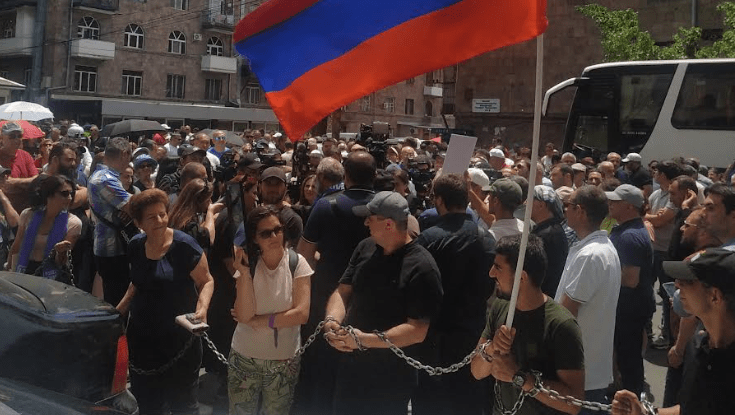 Сторонники оппозиции потребовали освободить задержанных активистов. Фото Армине Мартиросян для "Кавказского узла". Сторонники оппозиции потребовали освободить задержанных активистов. Фото Армине Мартиросян для "Кавказского узла".