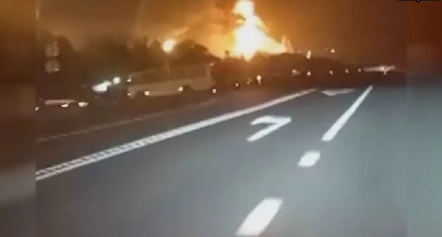 Пожар на Новошахтинском НПЗ, стоп-кадр видео https://t.me/readovkanews/81115 Пожар на Новошахтинском НПЗ, стоп-кадр видео https://t.me/readovkanews/81115