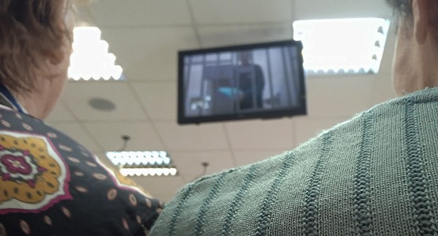 Группа поддержки смотрит трансляцию по видеосвязи, в которой участвует Орлов. Москва, 7 июня 2024 г. Группа поддержки смотрит трансляцию по видеосвязи, в которой участвует Орлов. Москва, 7 июня 2024 г.