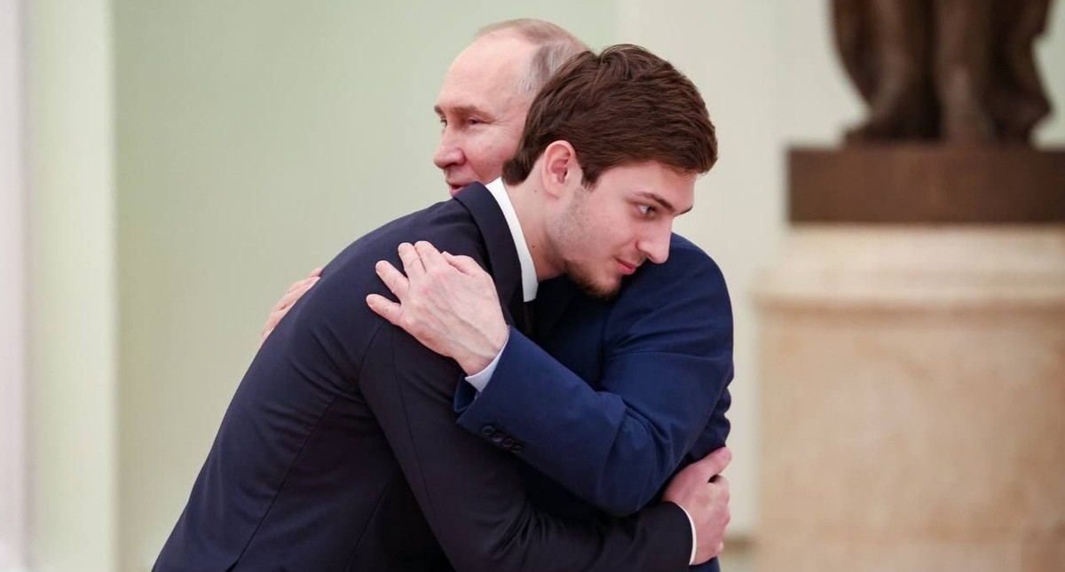Владимир Путин и Али Кадыров. Фото из телеграм-канала Рамзана Кадырова https://t.me/RKadyrov_95/4837 Владимир Путин и Али Кадыров. Фото из телеграм-канала Рамзана Кадырова https://t.me/RKadyrov_95/4837