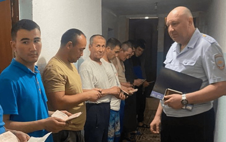 Проверка документов у мигрантов. Скриншот фото из Telegram-канала "Донская полиция" от 16.04.24, https://t.me/gumvdro/245
Проверка документов у мигрантов. Скриншот фото из Telegram-канала "Донская полиция" от 16.04.24, https://t.me/gumvdro/245