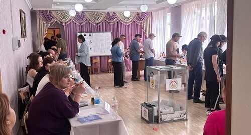 Люди на избирательном участке. Цхинвал, 9 июня 2024 года. Фото Анны Джиоевой для "Кавказского узла". Люди на избирательном участке. Цхинвал, 9 июня 2024 года. Фото Анны Джиоевой для "Кавказского узла".