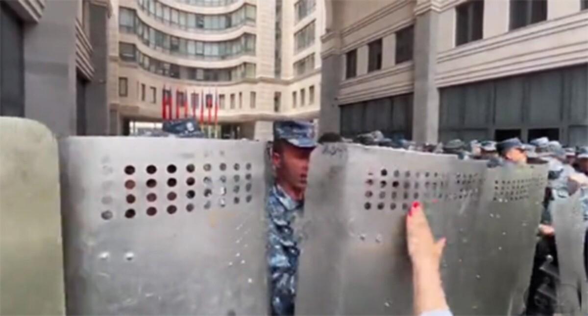 Столкновение участников акции протеста с полицией. Ереван. Скриншот видео Телеграм-канала Apanews t.me/apanewsrus/13474 Столкновение участников акции протеста с полицией. Ереван. Скриншот видео Телеграм-канала Apanews t.me/apanewsrus/13474