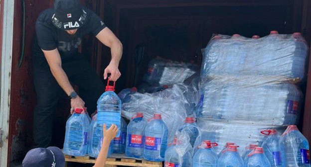 Раздача питьевой воды в Буйнакске. 10 июня 2024 года. Фото: Телеграм-канал gorodbuydnaysk Раздача питьевой воды в Буйнакске. 10 июня 2024 года. Фото: Телеграм-канал gorodbuydnaysk