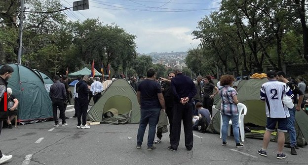 Палатки участников акции на проспекте Баграмяна. 10 июня 2024 г. Фото: Armeniatoday https://armeniatoday.news/politics-ru/754818/ Палатки участников акции на проспекте Баграмяна. 10 июня 2024 г. Фото: Armeniatoday https://armeniatoday.news/politics-ru/754818/