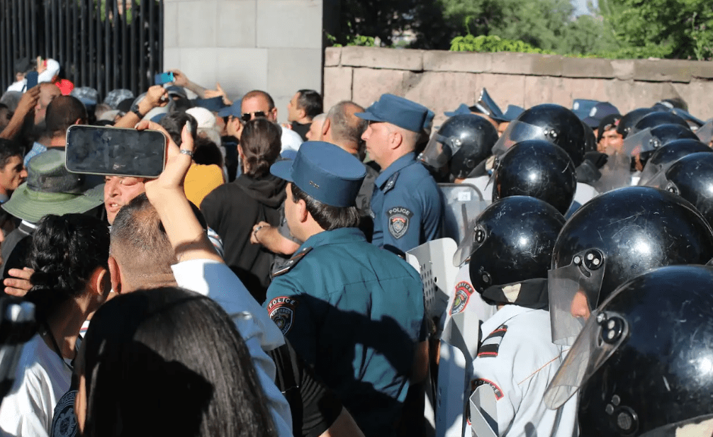 Столкновения у парламента Армении. Фото Тиграна Петросяна от 12.06.24 для "Кавказского узла". Столкновения у парламента Армении. Фото Тиграна Петросяна от 12.06.24 для "Кавказского узла".