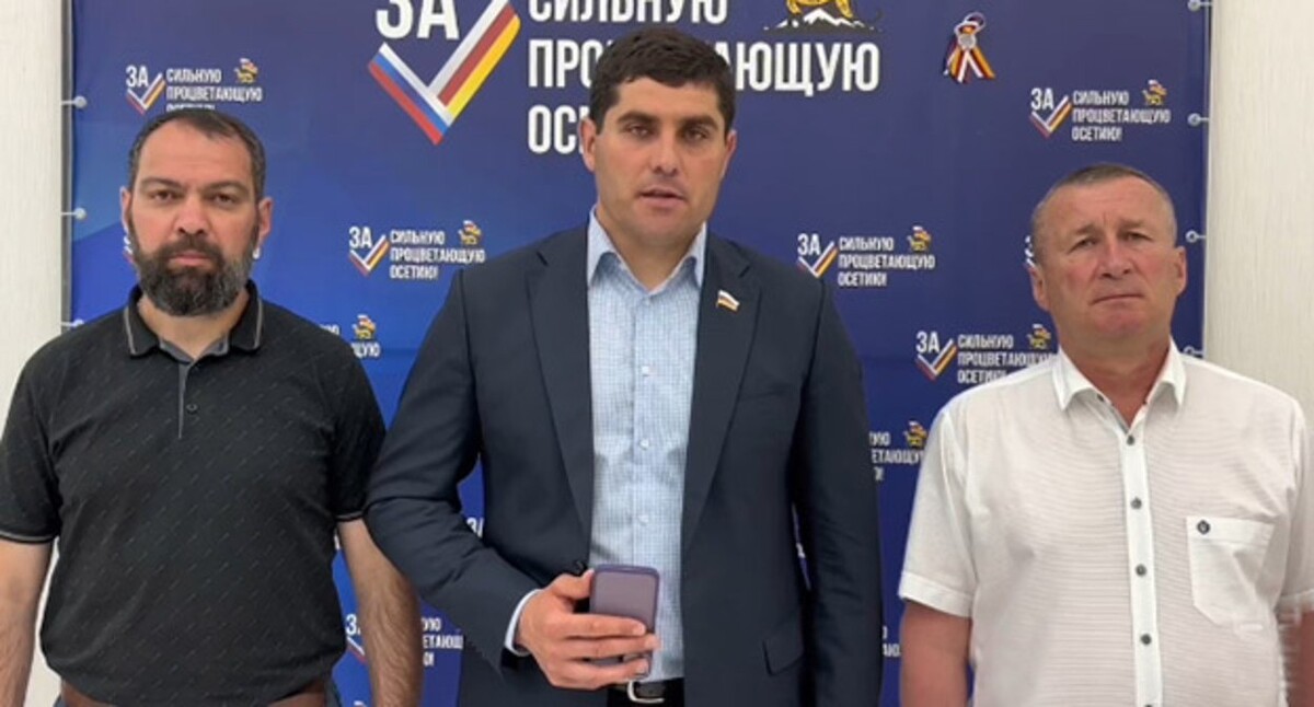 Представители "Единой Осетии". 10 июня 2024 года. Стоп-кадр видео: Телеграм-канал Bonvarnon Представители "Единой Осетии". 10 июня 2024 года. Стоп-кадр видео: Телеграм-канал Bonvarnon