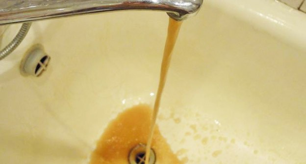 Грязная вода из крана. Фото: AVRS https://ru.wikipedia.org Грязная вода из крана. Фото: AVRS https://ru.wikipedia.org