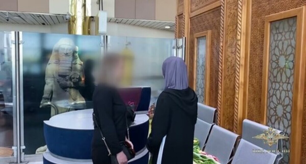 Лейла Гатагажева (справа). Скриншот оперативного видео МВД России Лейла Гатагажева (справа). Скриншот оперативного видео МВД России