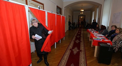 На избирательном участке в Баку. Фото: REUTERS/Aziz Karimov На избирательном участке в Баку. Фото: REUTERS/Aziz Karimov