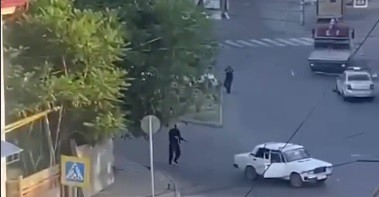 Нападение в Махачкале. Скриншот видео t.me/askrasul/55368 Нападение в Махачкале. Скриншот видео t.me/askrasul/55368