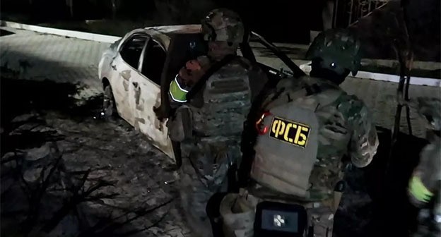 Сотрудники спецслужб на месте атаки боевиков в Дагестане. 23 июня 2023 г. Фото: национальный антитеррористический комитет Сотрудники спецслужб на месте атаки боевиков в Дагестане. 23 июня 2023 г. Фото: национальный антитеррористический комитет