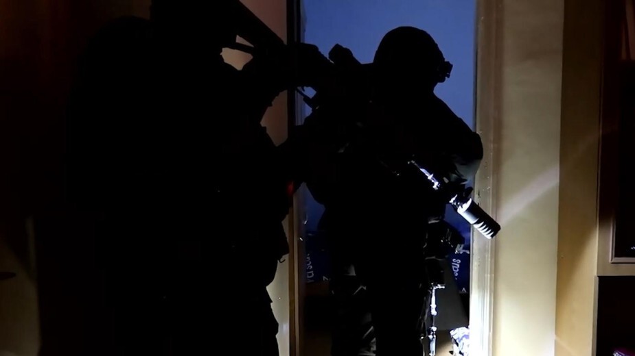 Сотрудники спецслужб. Скриншот видео РБК https://www.rbc.ru/rbcfreenews/6581445a9a7947c7252e7aa5 Сотрудники спецслужб. Скриншот видео РБК https://www.rbc.ru/rbcfreenews/6581445a9a7947c7252e7aa5