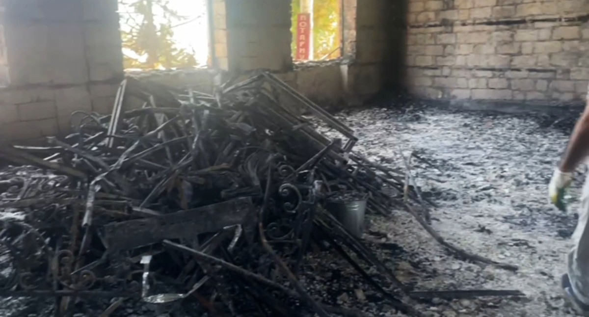 Cинагога в Дербенте после атаки боевиков 23 июня 2024 года. Скриншот видео "Новости ННТ" от 24.06.24, https://t.me/newsnnt/7009. Cинагога в Дербенте после атаки боевиков 23 июня 2024 года. Скриншот видео "Новости ННТ" от 24.06.24, https://t.me/newsnnt/7009.