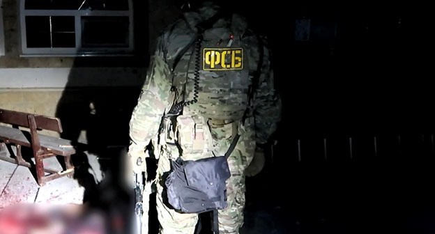 Сотрудник правоохранительных органов на месте нападения боевиков. Дагестан, 23 июня 2024 г. Фото: http://nac.gov.ru Сотрудник правоохранительных органов на месте нападения боевиков. Дагестан, 23 июня 2024 г. Фото: http://nac.gov.ru