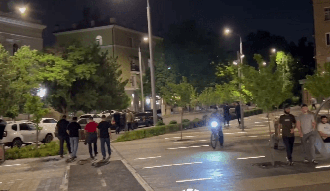 Обстановка на Университетской площади. Стоп-кадр видео РИА "Новости" от 24.06.24, https://t.me/rian_ru/250859
Обстановка на Университетской площади. Стоп-кадр видео РИА "Новости" от 24.06.24, https://t.me/rian_ru/250859
