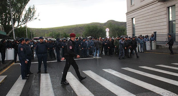 Сотрудники полиции во время акции протеста. Ереван, май 2024 г. Фото Тиграна Петросяна для "Кавказского узла" Сотрудники полиции во время акции протеста. Ереван, май 2024 г. Фото Тиграна Петросяна для "Кавказского узла"