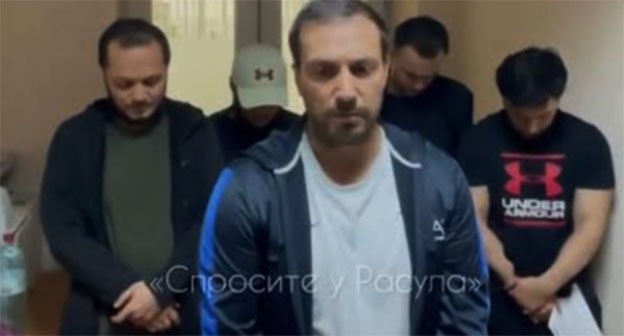 Братья Омаровы извинились за атаку боевиков. Скриншот видео Тelegram-канал "Спросите Расула" от 26 июня 2024 г. https://t.me/askrasul/55503 Братья Омаровы извинились за атаку боевиков. Скриншот видео Тelegram-канал "Спросите Расула" от 26 июня 2024 г. https://t.me/askrasul/55503