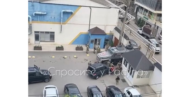 Силовики пришли с обыском в клуб имени Абдулманапа Нурмагомедова. Cкриншот видео Телеграм-канала "Спросите у Расула" от 28 июня 2024 г. https://t.me/askrasul/55556 Силовики пришли с обыском в клуб имени Абдулманапа Нурмагомедова. Cкриншот видео Телеграм-канала "Спросите у Расула" от 28 июня 2024 г. https://t.me/askrasul/55556