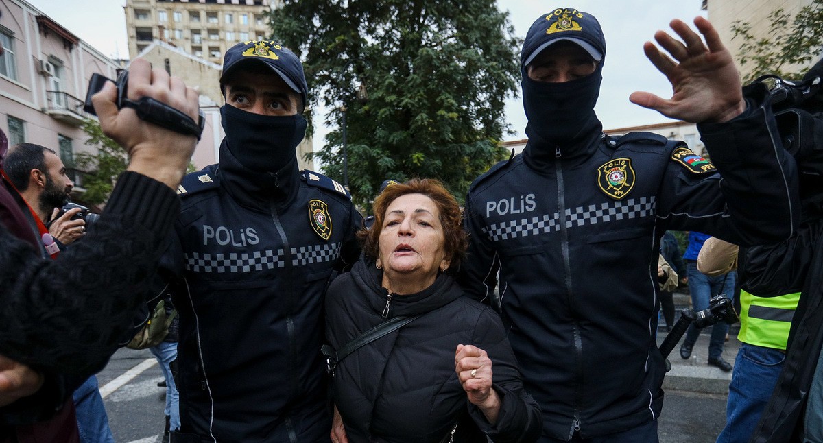 Сотрудники полиции задерживают активиста. Фото Азиза Каримова для "Кавказского узла" Сотрудники полиции задерживают активиста. Фото Азиза Каримова для "Кавказского узла"