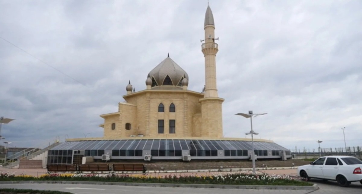 Джума-мечеть в Кизляре. Скриншот фото с сайта муфтията Дагестана, https://muftiyatrd.ru/content/v-dzhuma-mecheti-g-kizlyar-sostoyalsya-blagodatnyy-madzhlis-vyhodcev-iz-cuntinskogo-rayona Джума-мечеть в Кизляре. Скриншот фото с сайта муфтията Дагестана, https://muftiyatrd.ru/content/v-dzhuma-mecheti-g-kizlyar-sostoyalsya-blagodatnyy-madzhlis-vyhodcev-iz-cuntinskogo-rayona