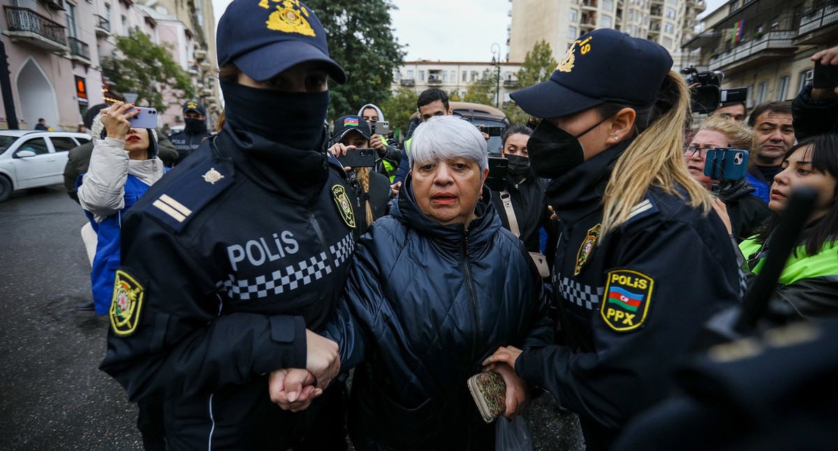 Сотрудники полиции задерживают активиста. Фото Азиза Каримова для "Кавказского узла" Сотрудники полиции задерживают активиста. Фото Азиза Каримова для "Кавказского узла"