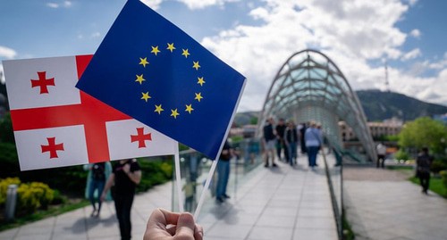 Флаги ЕС и Грузии. Фото https://media.az/politics/1067868265/evrokomissiya-otlozhila-rassmotrenie-predostavleniya-gruzii-statusa-kandidata-v-chleny-es/ Флаги ЕС и Грузии. Фото https://media.az/politics/1067868265/evrokomissiya-otlozhila-rassmotrenie-predostavleniya-gruzii-statusa-kandidata-v-chleny-es/